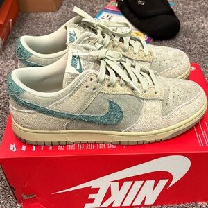 Nike Textured Green and Cream Sneakers